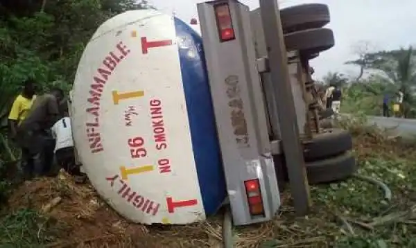 Residents Rush To Scoop Fuel After Serious Tanker Accident in Cross River (Photos)